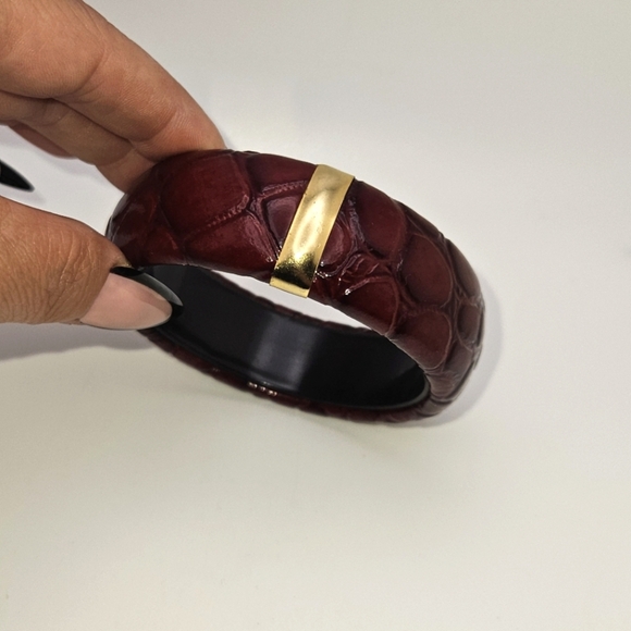 🟢3/$19🟢 Unique Snakeskin Style Burgundy Red Bangle Bracelet - Picture 4 of 6